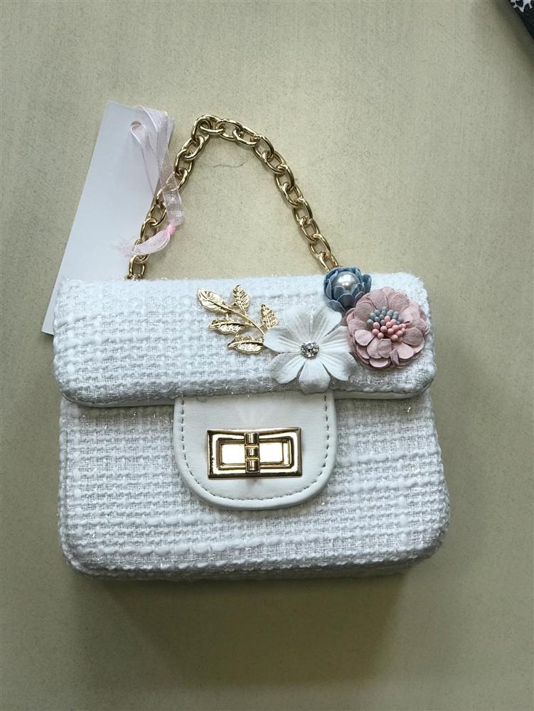 White store fabric handbags